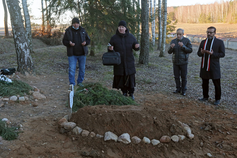 Piąty pogrzeb ofiary kryzysu na granicy z Białorusią