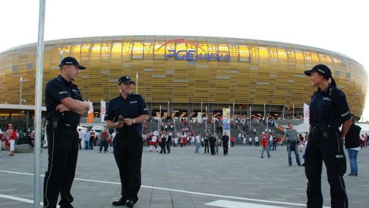 W Gdańsku przed UEFA Euro 2012 zakończy się rozbudowa Portu Lotniczego im. Lecha Wałęsy w Rębiechowie, ale nie będzie ukończone najlepsze i najkrótsze połączenie lotniska ze stadionem PGE Arena Gdańsk, czyli Trasa Słowackiego.