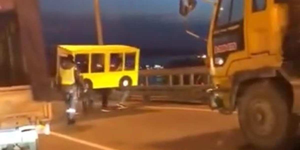 Przebrali się za autobus, żeby przejść przez most