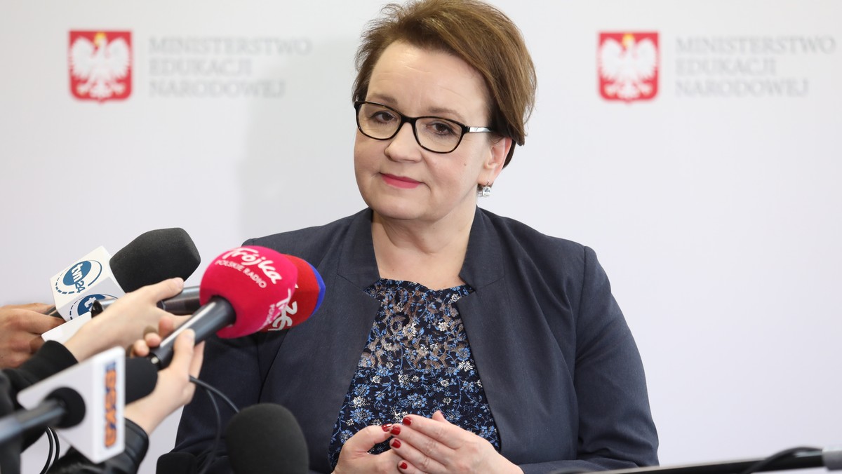 Postulat podwyżek dla nauczycieli jest realizowany – powiedziała minister edukacji Anna Zalewska, odnosząc się do protestu Związku Nauczycielstwa Polskiego. Minister zapowiedziała, że w ciągu roku i dziewięciu miesięcy wynagrodzenia nauczycieli wzrosną o 15,8 proc.