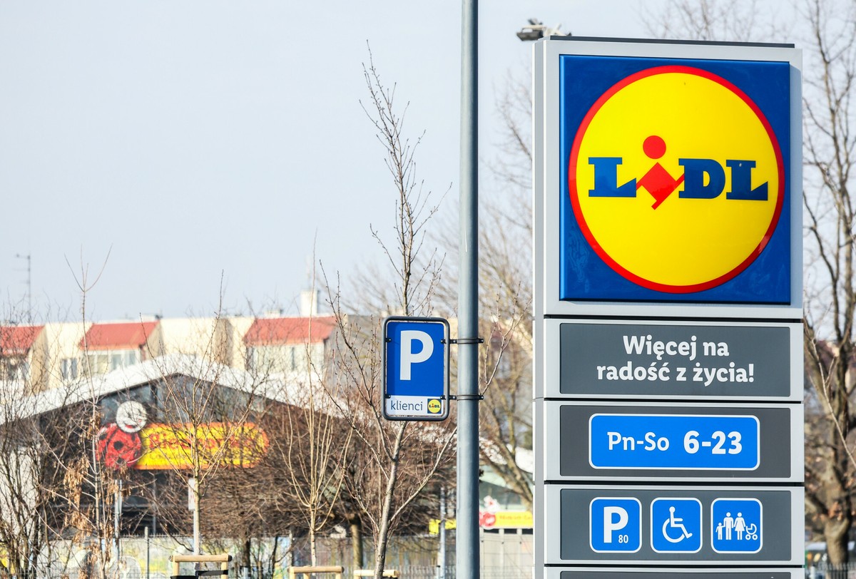 Polacy zmęczeni wojną cenową między Lidlem a Biedronką. Coraz mniej uważa, iż jest korzystna