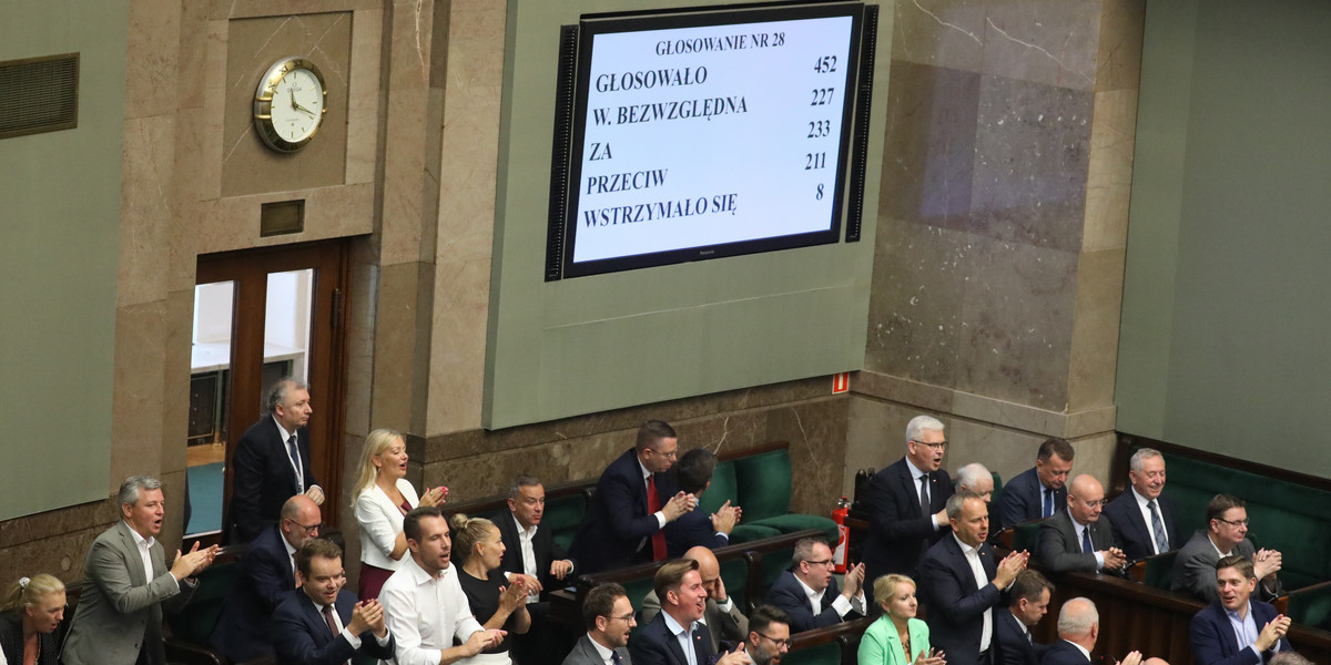 Sejm przyjął w czwartek wniosek rządu, a następnie uchwałę o zarządzeniu referendum ogólnokrajowego na 15 października