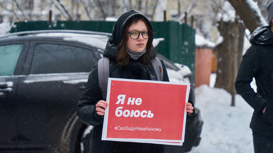 Zwolenniczka Aleksieja Nawalnego podczas demonstracji w Moskwie w 2021 r. Napis na plakacie: "Nie boję się"