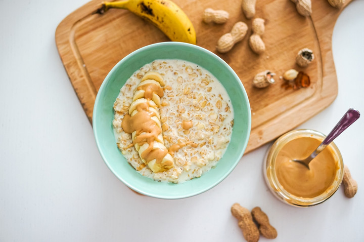 Owsianka z masłem orzechowym i bananami