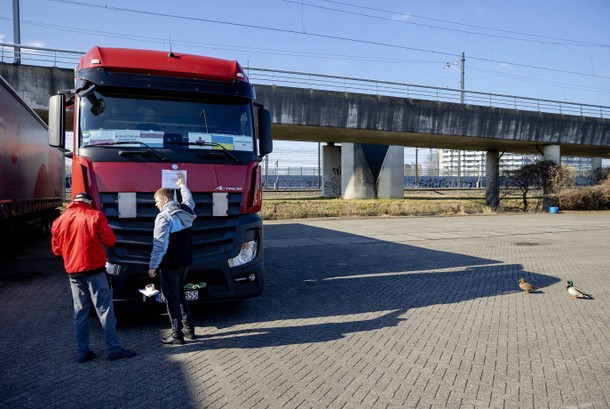 Ciężarówka firmy transportowej Smeets Ferry z darami dla Ukrainy przygotowanymi przez ukraińskich i polskich pracowników w Rotterdamie, Holandia, 07 marca 2022 r.