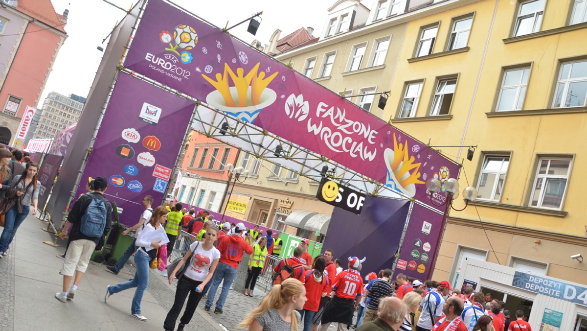 Wrocławska Strefa Kibica na sobotni mecz Czechy-Polska będzie mogła przyjąć kilkanaście tysięcy ludzi więcej. Taką decyzję podjął Urząd Miasta.