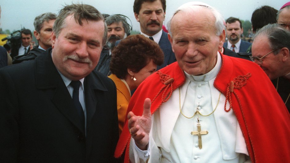  IV pielgrzymka papieża Jana Pawła II do Polski. Ojca Świętego na lotnisku Koszalin-Zegrze Pomorskie witał prezydent RP Lech Wałęsa. Zdjęcie z 1991 r.