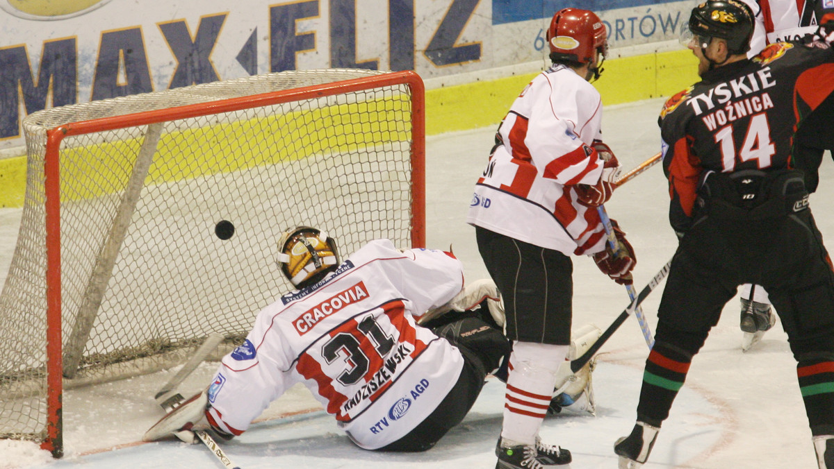 Na 27 sekund przed końcem pierwszego finałowego spotkania w PLH, GKS Tychy prowadził na lodowisku Comarch Cracovii 4:2. Gospodarze wycofali jednak bramkarza i udało im się doprowadzić do wyrównania i dogrywki. Ta nie przyniosła rozstrzygnięcia i o zwycięstwie jednej z drużyn musiały zadecydować rzuty karne. W nich lepsi okazali się gospodarze.