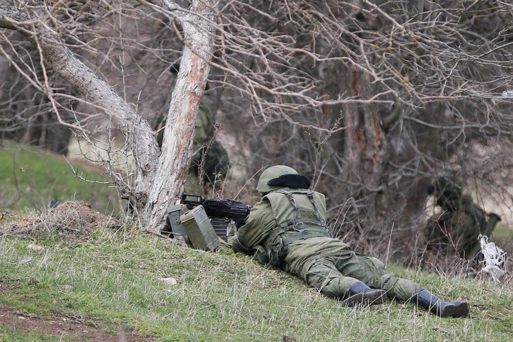 Mundurowi otaczają jednostkę wosjkowa w pobliżu Symferopolu