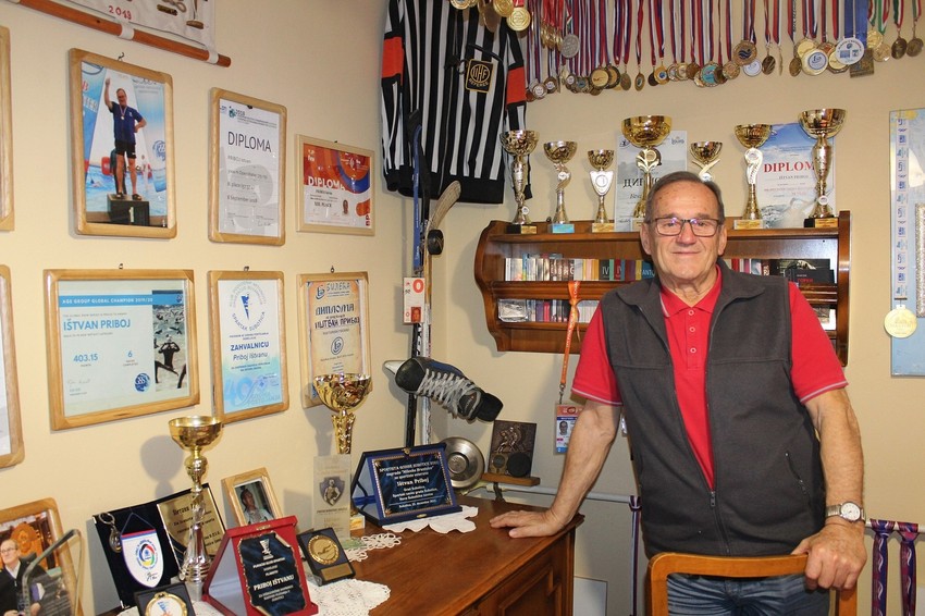 Ištvan Priboj sa medaljama, peharima, diplomama i zahvalnicama za uspehe u sportu 
