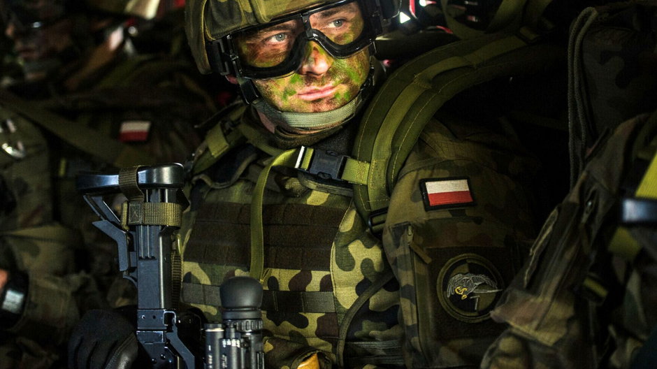 Polski żołnierz z 25. Brygady Kawalerii Powietrznej podczas ćwiczeń NATO