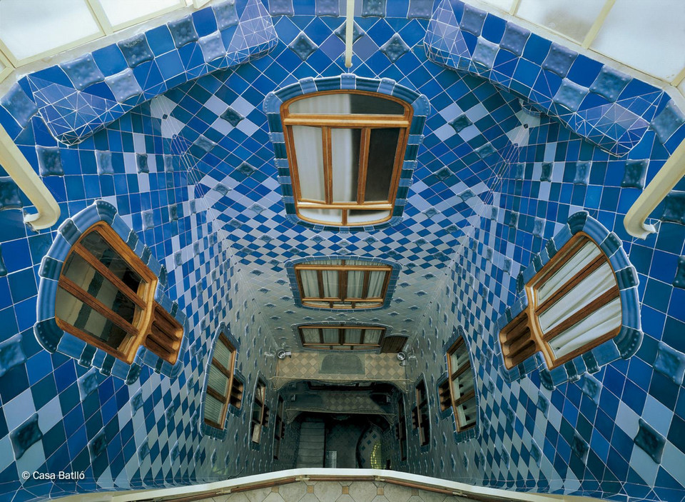 Casa Batlló - wnętrze dziedzińca pokryte płytkami