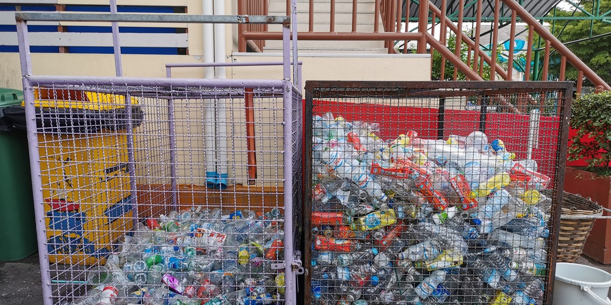 Z danych WWF wynika, że produkcja jednej plastikowej torby trwa sekundę, używana jest ona średnio przez 25 minut, a rozkłada się od 100 do 400 lat.