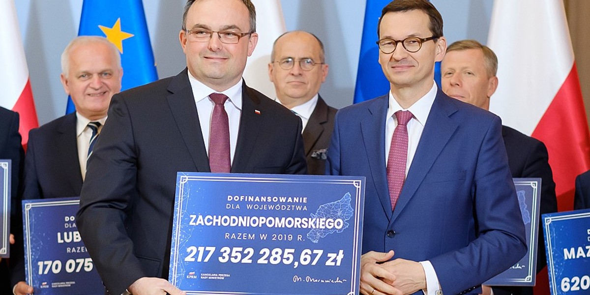 Trzy lata temu premier Mateusz Morawiecki hojnie rozdawał pieniądze i wręczał czeki. Teraz zapowiada cięcia i mówi o konieczności szukania oszczędności.