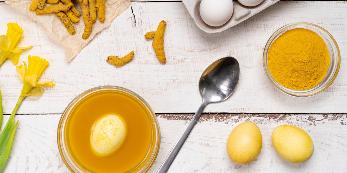 Zanurz ugotowane jajka w miksturze z kurkumą, a uzyskasz piękny żółty kolor.