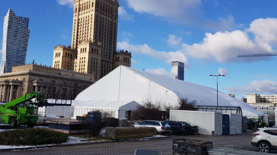 Na pl. Defilad stoją już namioty, w których będzie studio i koncerty