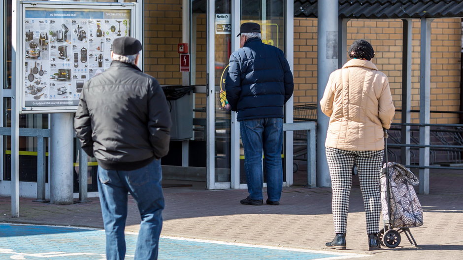 Godziny dla seniorów mogą ich przed koronawirusem nie uratować, a jednocześnie zabić polski handel.