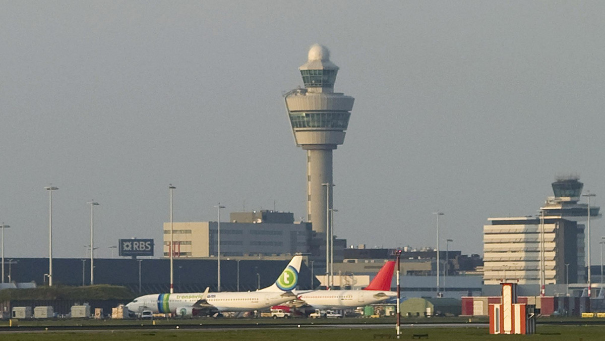 Kilka rejsów zostało odwołanych, a kilkadziesiąt opóźnionych na amsterdamskim lotnisku Schiphol po odkryciu podczas prac budowlanych bomby z czasów II wojny światowej. Władze ewakuowały i zamknęły część lotniska.