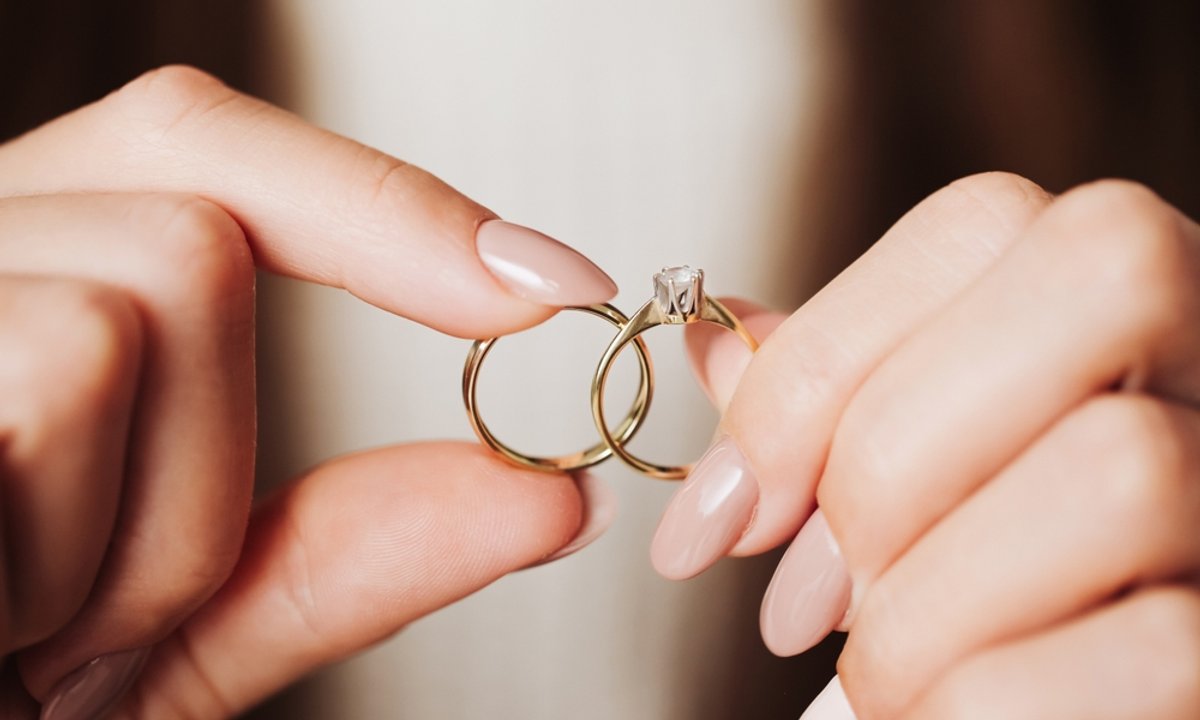 Powiedziała, iż chce nosić po ślubie obrączkę zmarłego męża. Tak zareagował narzeczony