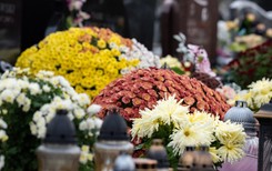 Wiązanki na Wszystkich Świętych 2025. Oto najpiękniejsze dekoracje na groby [Galeria zdjęć]