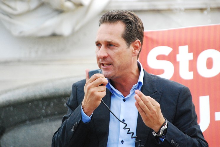 7. Heinz-Christian Strache jest szefem skrajnie prawicowej Wolnościowej Partii Austrii. W latach 90. bratał się z antysemitami, a teraz walczy z islamem w Europie. Czołowa działaczka jego partii negowała Holocaust.