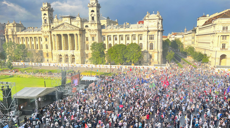 A Parlamentből jól látszik, mekkora a tömeg: több ezren lettek 18 óra utánra a Kossuth  téren / Fotó: Czerk Gábor