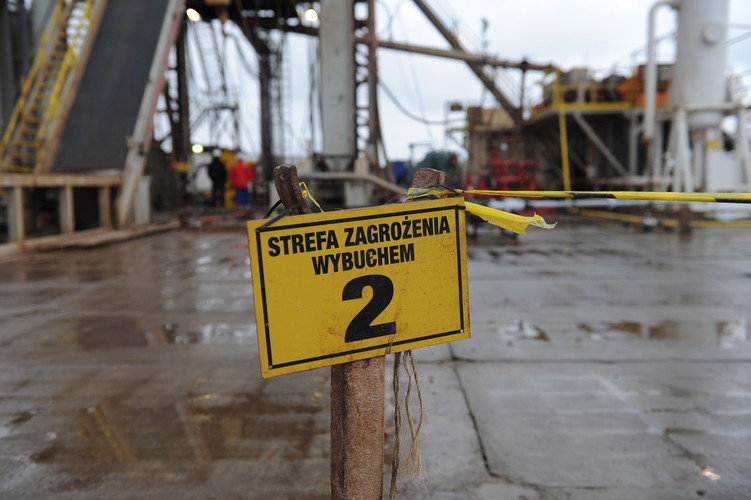 PGNiG szacuje, że surowca może być nawet do miliarda metrów sześciennych. Sama eksploatacja gazu rozpocznie się jednak dopiero za dwa lata. Najpierw odwiert musi zatwierdzić Ministerstwo Środowiska. Później, do głowicy trzeba będzie podłączyć rurociąg, którym gaz popłynie do oddalonej o dwa kilometry stacji uzdatniania. <br><br>fot. (mb/mr) PAP/Marcin Bielecki