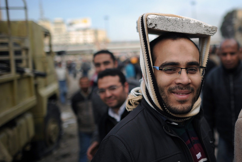 Mężczyzna, który zrobił sobie ze styropianu ochronę głowy, w obawie przed zamieszkami na placu Tahrir w Kairze fot. HANNIBAL HANSCHKE PAP/EPA