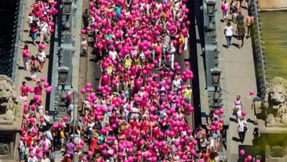 Rózsaszín lufikkal vonulnak a Lánchídon - fotók!