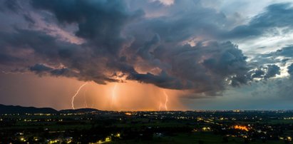 Krajobraz po wichurach. RCB: bez prądu pozostaje ponad 135 tys. odbiorców