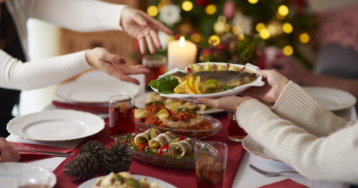 Gdzie wyrzucać ości z ryby? Zasady segregacji świątecznych odpadów. Nie popełnij błędu!