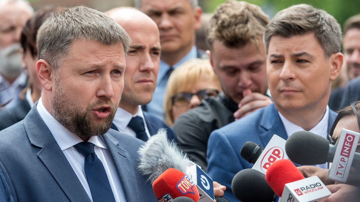 Politycy PO zarzucili Prawu i Sprawiedliwości, że daje "przyzwolenie na agresję i bandytyzm na polskich ulicach". Wezwali prezesa PiS Jarosława Kaczyńskiego, by wyjaśnił, jakie jest stanowisko jego partii w sprawie sobotnich wydarzeń w Radomiu.