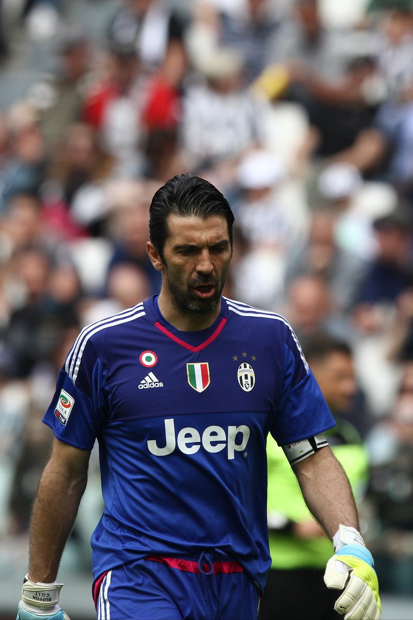 W 2006 roku Gianluigi Buffon, bramkarz Juventusu Turyn został wraz z klubem zdegradowany za korupcję do Serie B