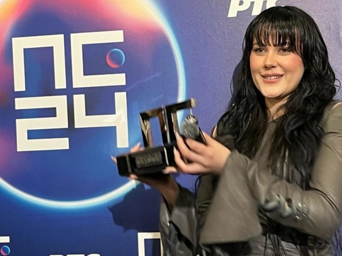 Teya Dora sinoć imala frizuru koju obožavaju holivudske zvezde - sirena kosa je hit! 