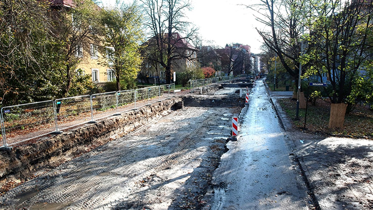 Miesiąc temu w mieście ruszyła przebudowa ciągu ulic Królewskiej, Podchorążych, Bronowickiej. Zgodnie z harmonogramem realizowane są obecnie prace rozbiórkowe. Prawdopodobnie za kilka tygodni inwestycja wkroczy w kolejny etap i pojawi się nowa organizacja ruchu.