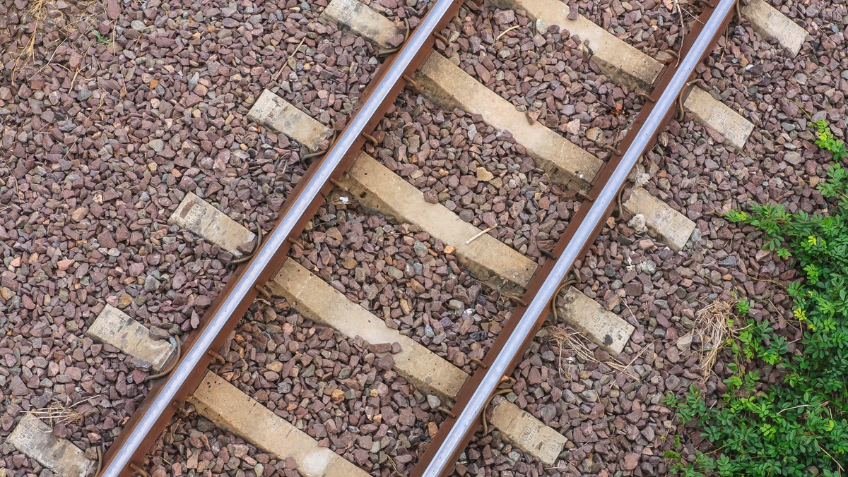 Pasażer opóźnionego pociągu stojącego na stacji w Neapolu był tak zniecierpliwiony tym, że skład nie odjeżdża, że wsiadł do lokomotywy i postanowił odjechać. Po krótkim pościgu został zatrzymany. Policji tłumaczył, że zdenerwował się, bo mu się spieszyło.