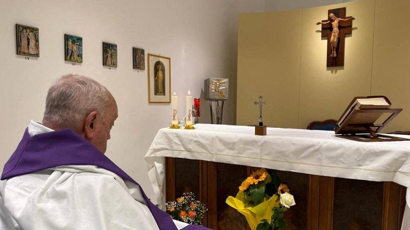The first photo of Pope Francis after hospitalization