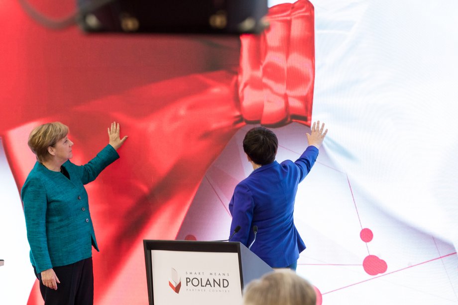 Kanclerz Angela Merkel i premier Beata Szydło otworzyły polskie stoisko, przecinając wirtualną wstęgę na ogromnym ekranie