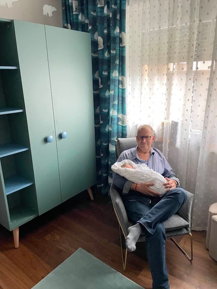 Boris Kollár so svojím dieťaťom č. 12 - Aaronom.
