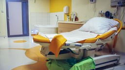 spada liczba porodów, rośnie liczba zamkniętych oddziałów. kobiety rat