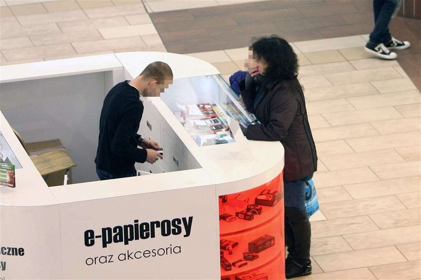 Grochola z wnukiem. Daje mu zły przykład?