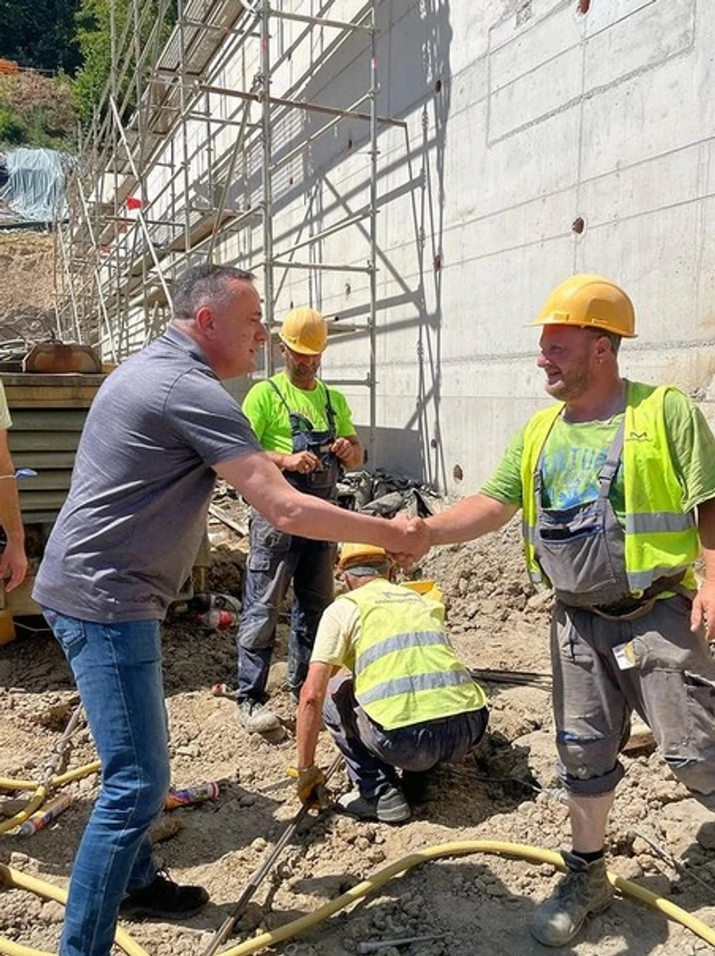 Antić prilikom obilaska radova na izgradnji tunela na Fruškogorskom koridoru