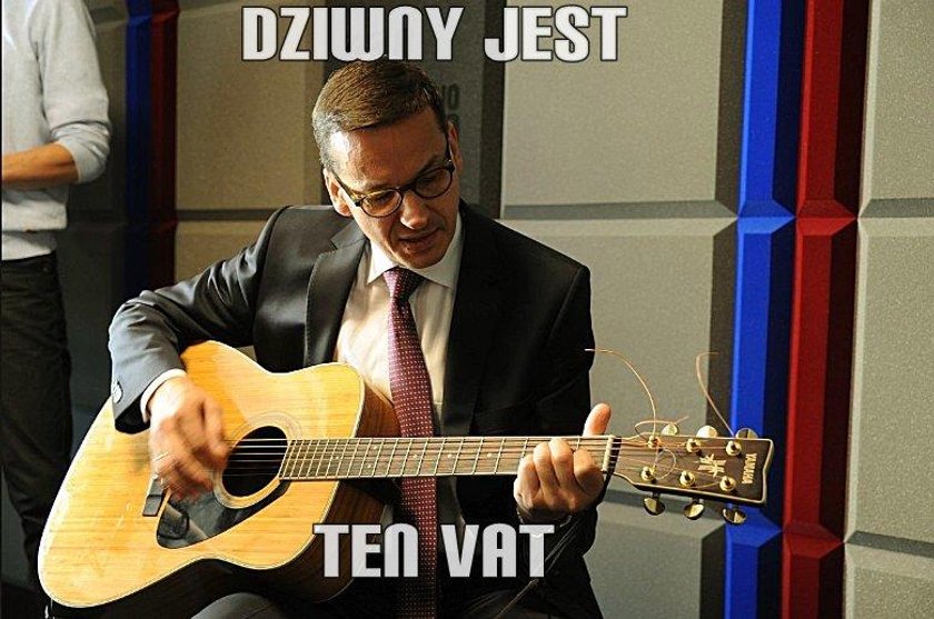 Pokazali Morawieckiego z gitarą. I zaczęło się, internet oszalał