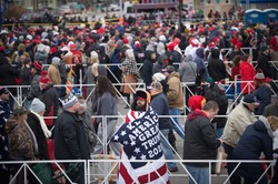 Kolejki od niedzieli, aby zobaczyć Trumpa we wtorek. Tak się robi kampanię [REPORTAŻ]