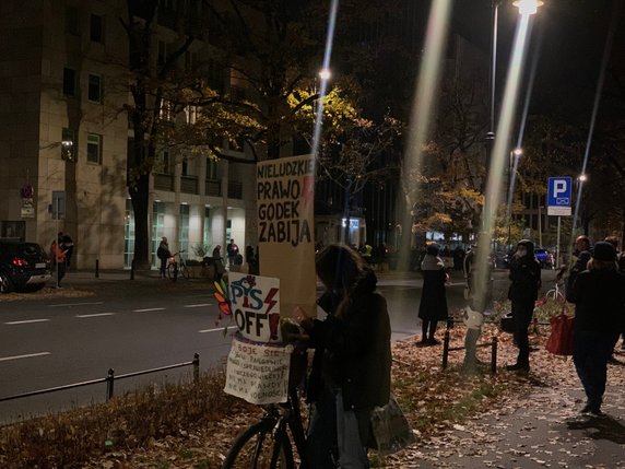 Protest przed Trybunałem Konstytucyjnym 1 listopada 2021 r.