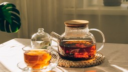 To się dzieje z organizmem, gdy rano pijesz czarną herbatę. Kiedy pić czarną herbatę?