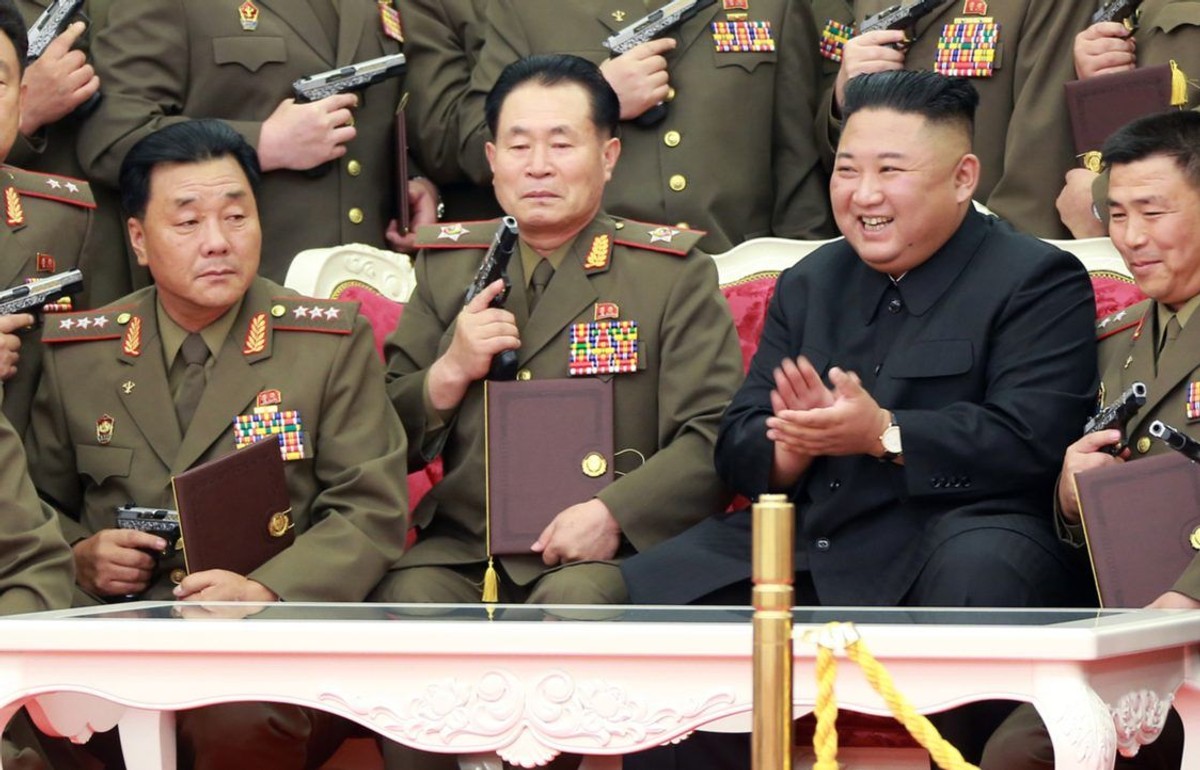 Koreański generał (z lewej) u boku Rosjan. Kim wysłał go na front z ważną misją