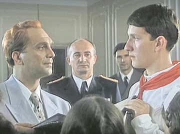 Gledali ste ga kao Kengura u filmu "Tito i ja", sad ga ne biste prepoznali na ulici: Ovako danas izgleda glumac koji je delo kadar sa Vojom Brajovićem