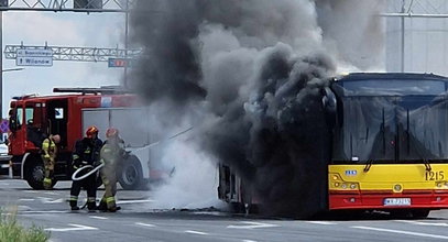 Autobus w stolicy niespodziewanie stanął w płomieniach. Co za zdjęcia!