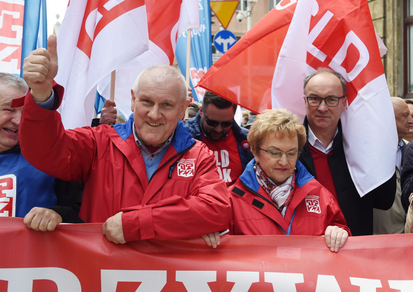 Przewodniczący OPZZ Jan Guz i lider SLD Włodzimierz Czarzasty podczas demonstracji z okazji Święta Pracy na ulicach Warszawy.